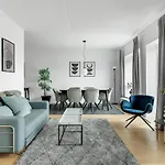 Sanders Arena - Inviting Three-Bedroom Apartment Close To Metro Station
