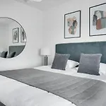 Sanders Arena - Inviting Three-Bedroom Apartment Close To Metro Station